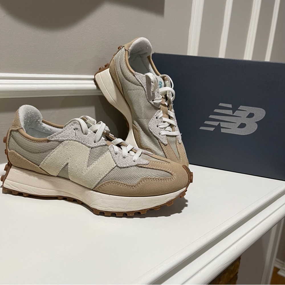 New Balance 327 - Uni-Sex Size Mens 6, Womens 7.5